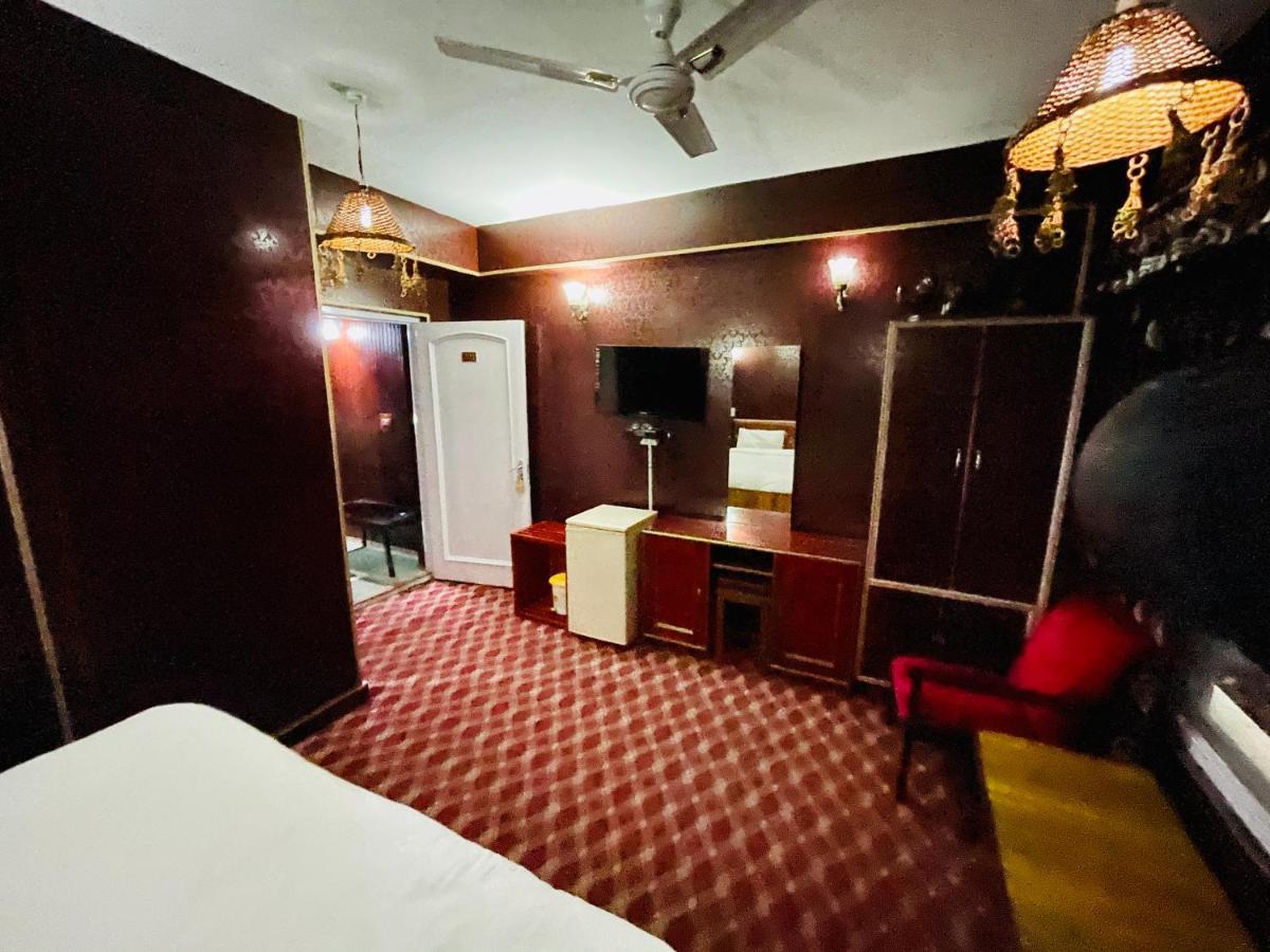 Hotel International Srīnagar Esterno foto