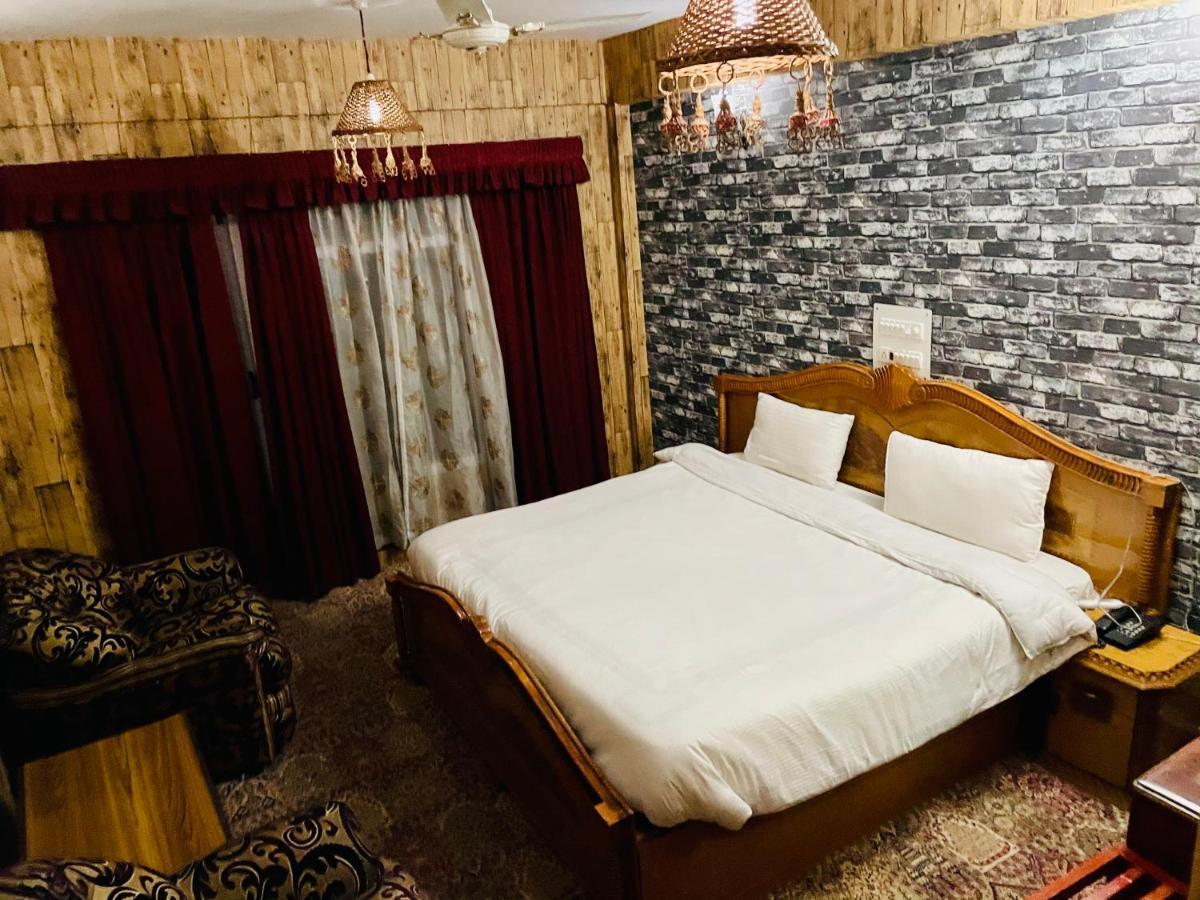 Hotel International Srīnagar Esterno foto
