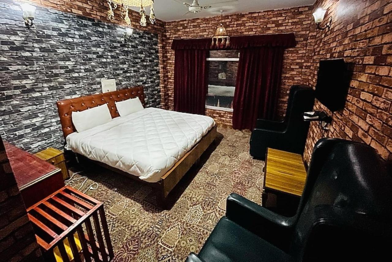 Hotel International Srīnagar Esterno foto
