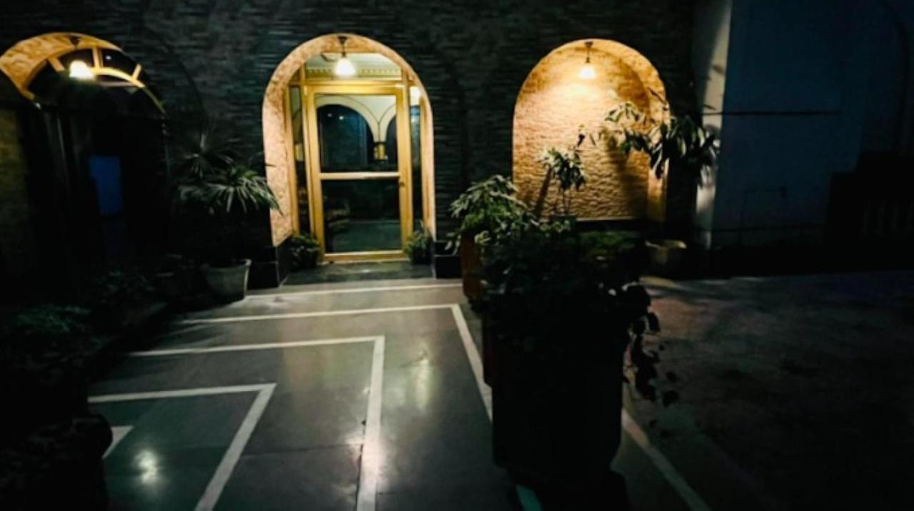 Hotel International Srīnagar Esterno foto