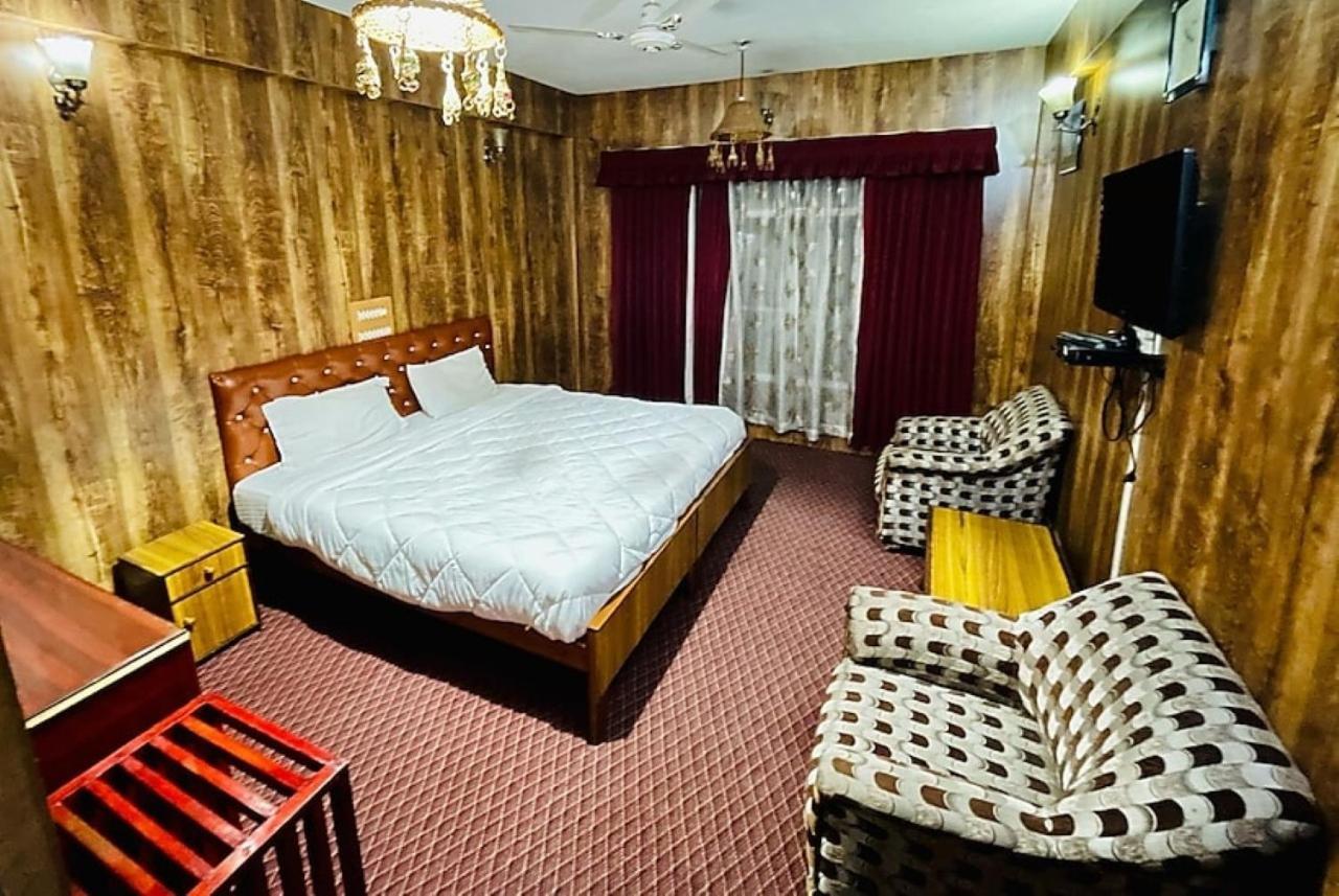 Hotel International Srīnagar Esterno foto