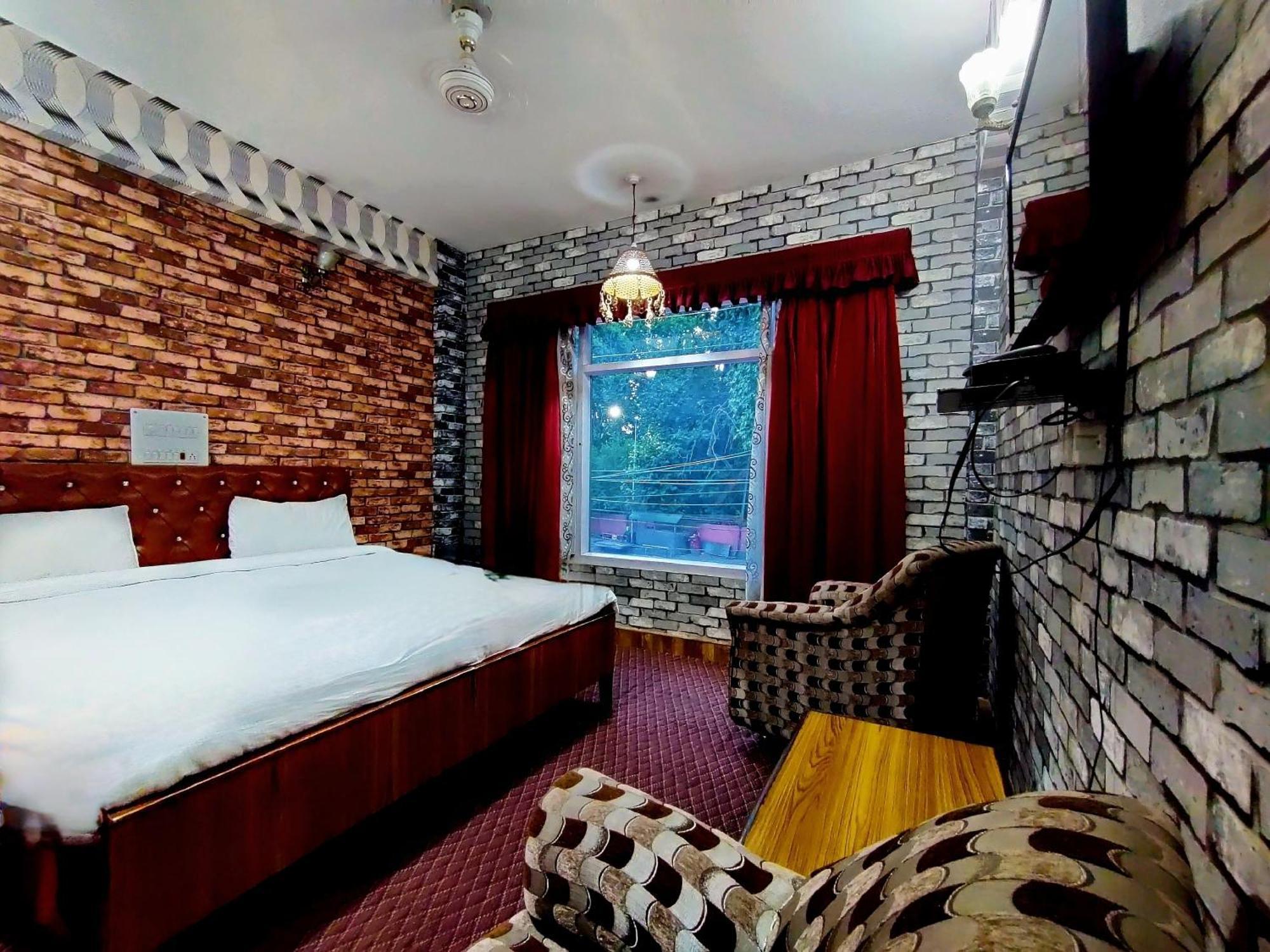 Hotel International Srīnagar Esterno foto