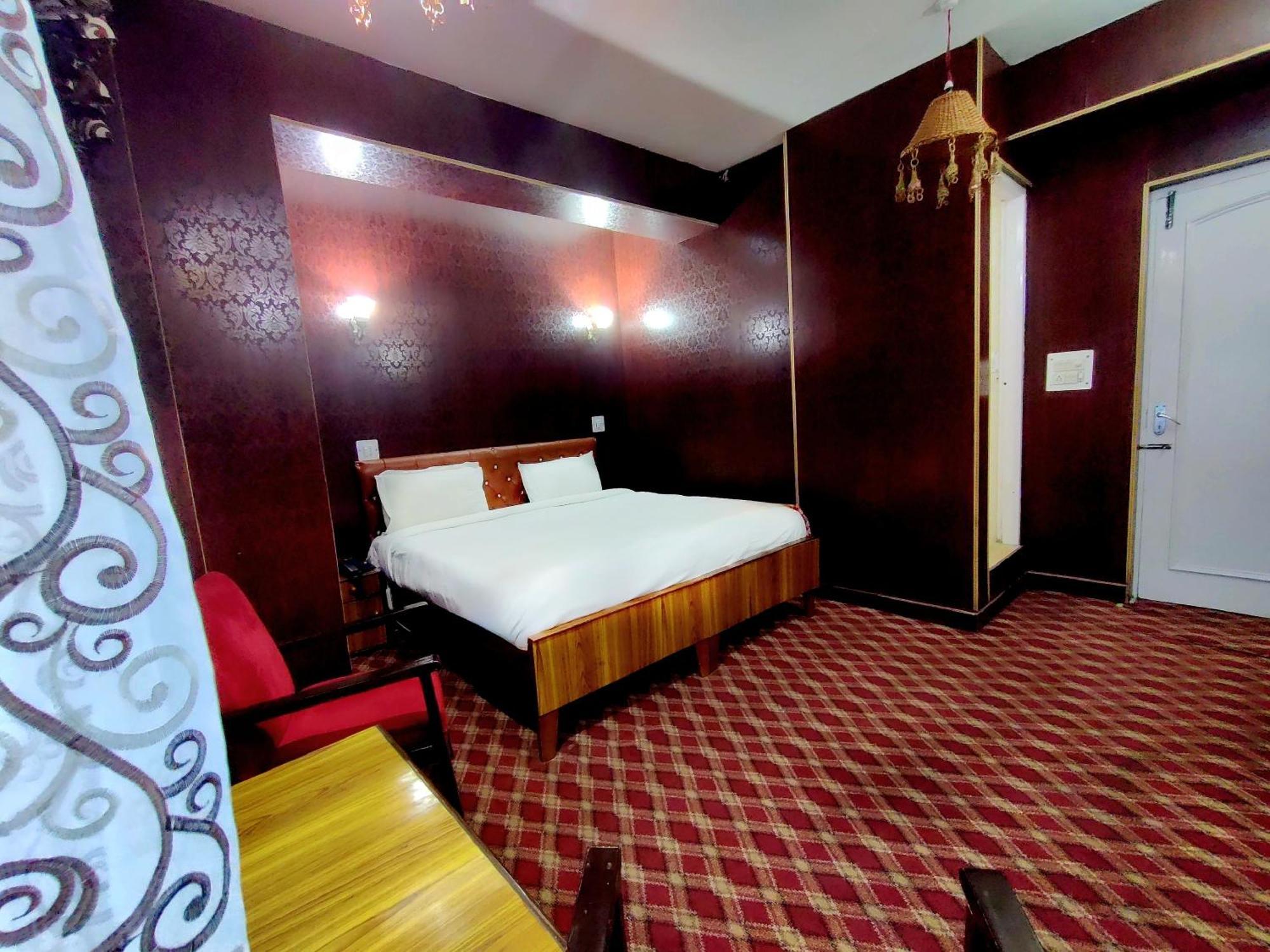 Hotel International Srīnagar Esterno foto